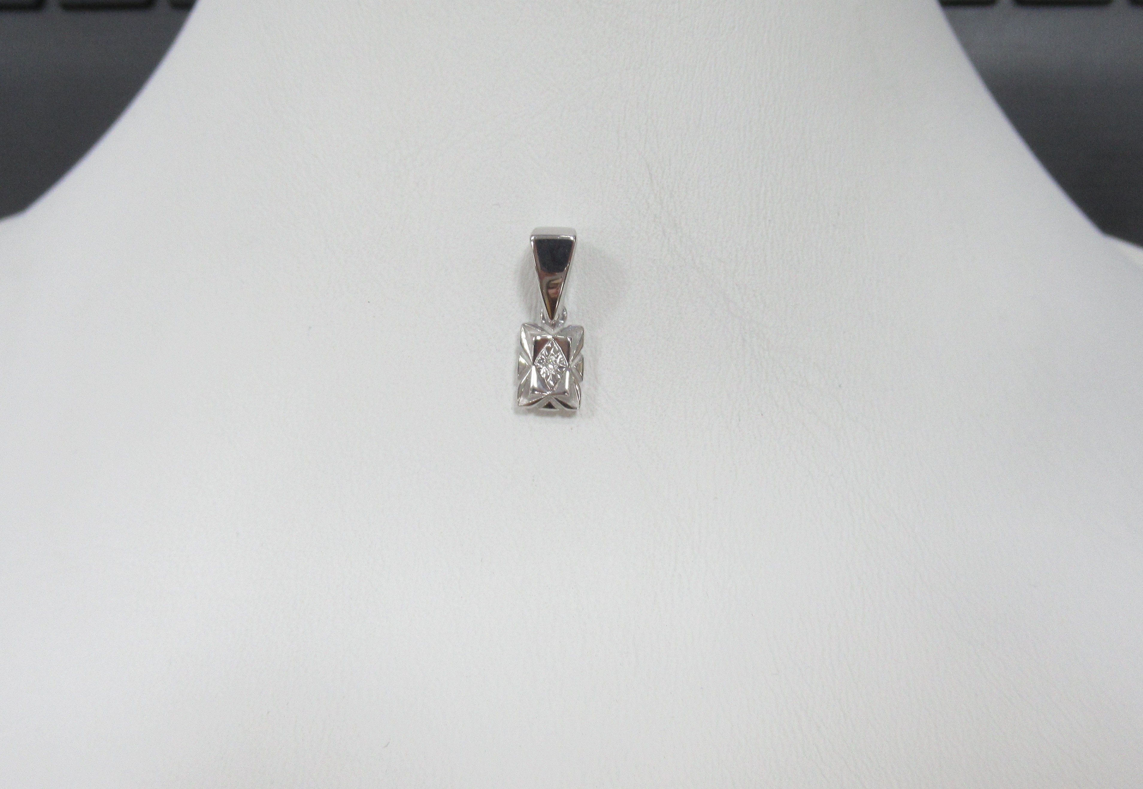 Серебряная подвеска с бриллиантом